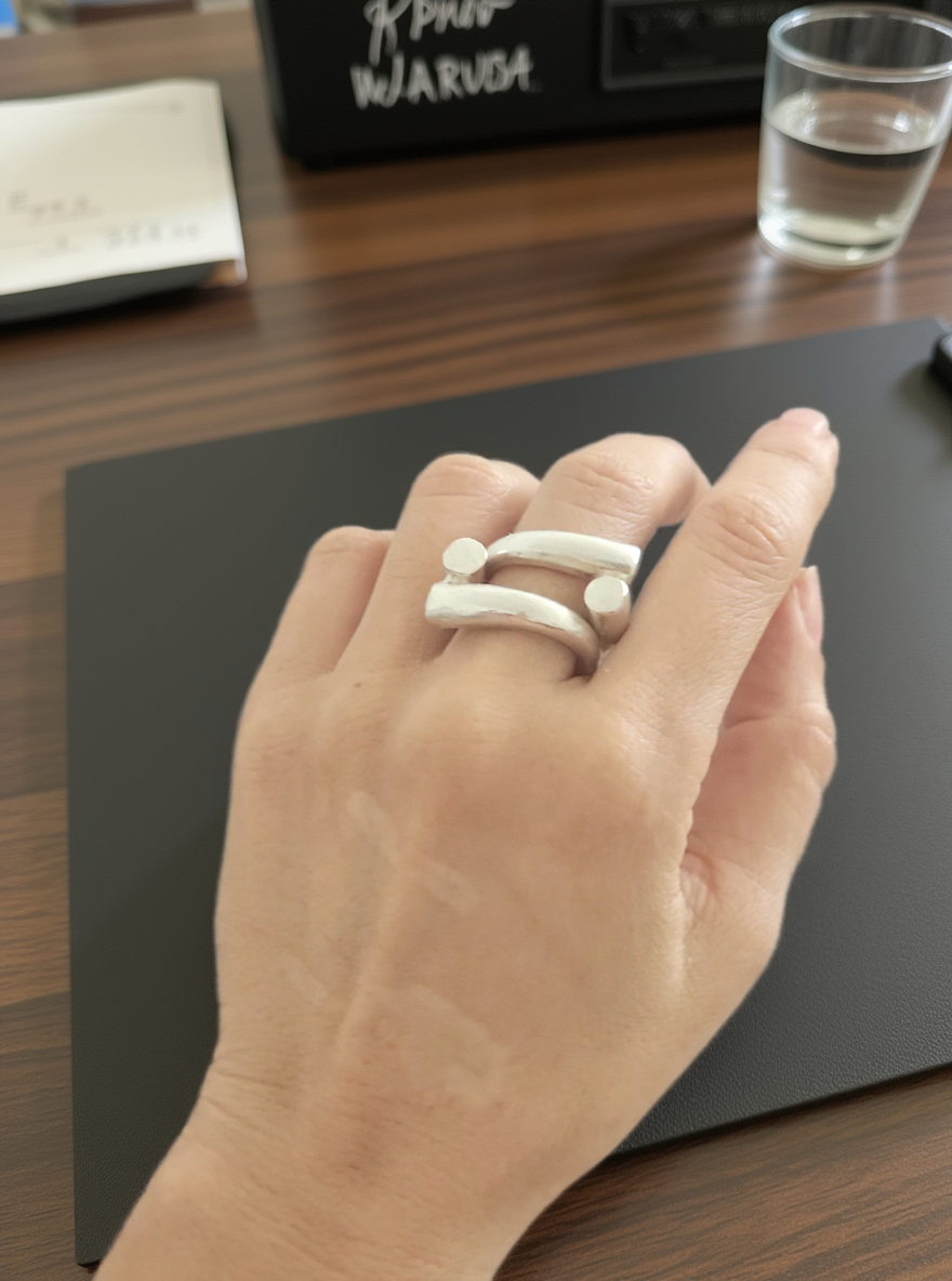 VS14-handcrafted Silver925 rings that can be worn individually or layered together