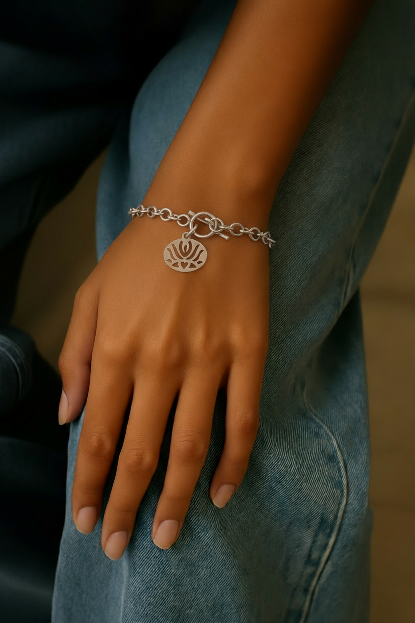 VS23-handcrafted with high quality Silver925, this chain bracelet